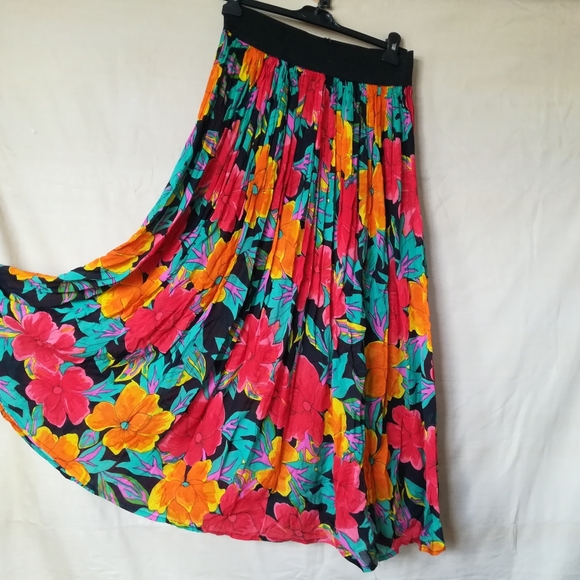 Asphalt Dresses & Skirts - Vintage 80s Floral Skirt with elastic Waistband Size M